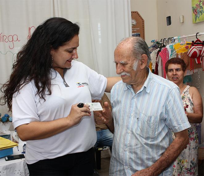 O pioneiro Cléber Dias recebeu a primeira carteirinha