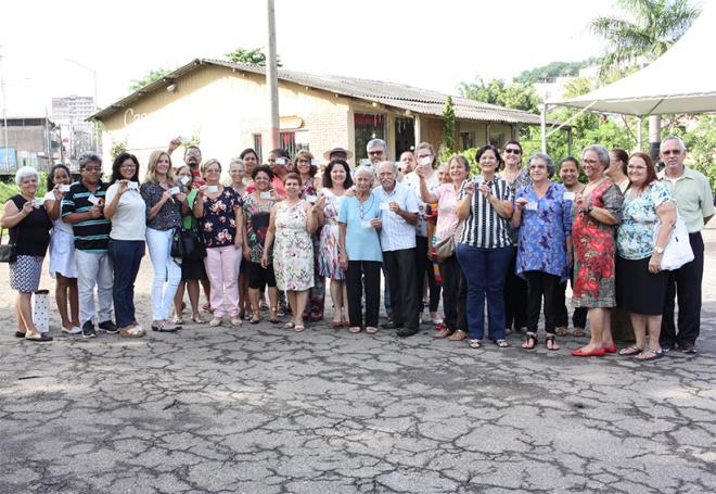 Grupo de artesãos posa em frente à Casa Matizes
