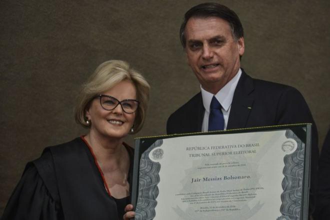 Cerimônia de diplomação do presidente eleito Jair Bolsonaro, no Tribunal Superior Eleitoral. Na foto, Bolsonaro e a presidente do TSE, ministra Rosa Weber / Valter Campanato/Agência Brasil