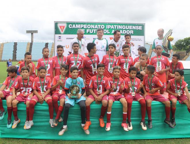 Os garotos do Iguaçu receberam a taça do campeão do Sub-12 e posaram com estilo 