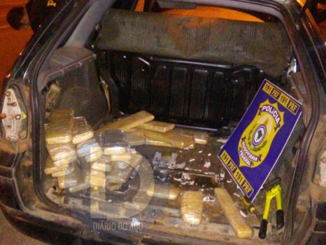 Mais barras de maconha foram encontradas em um fundo falso no carro