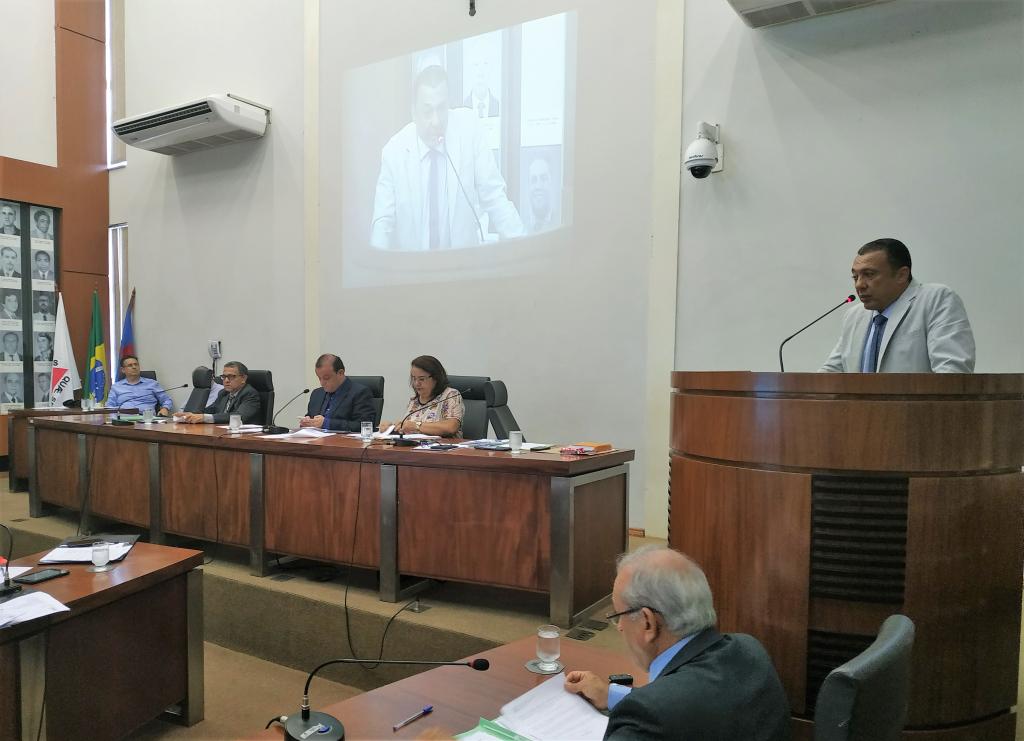 O vereador Adiel Oliveira informa que o número de solicitações para mudança de locais de postes é frequente