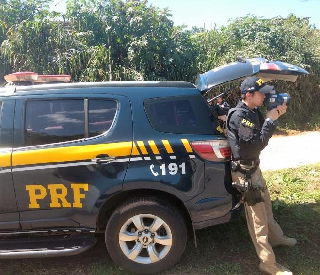 Radar usado pela PRF capta placa de veículo com excesso de velocidade a até 800 metros de distância