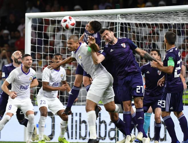 Vestindo um uniforme roxo, os argentinos levaram um gol aos dois minutos iniciais