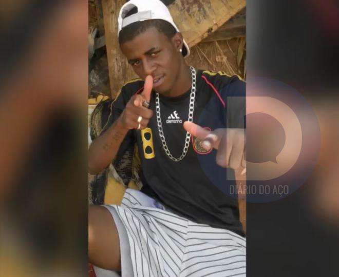 Itamar veio a fugir de onde estava escondido e já deparou com um dos policiais militares que cercavam o local