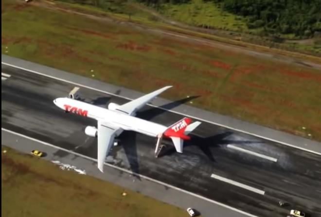 Aeroporto de Confins está fechado por causa do pouso de emergência desse avião, na madrugada de hoje