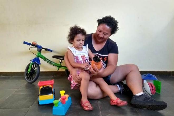 Aiko toma todas as precauções para escolher os brinquedos de sua filha, Beatriz