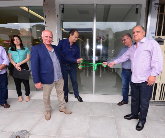 Luiz Gonzaga, Flávio Leal, Hiler Félix e Nívio Lage cortaram a fita para inaugurar a nova agência