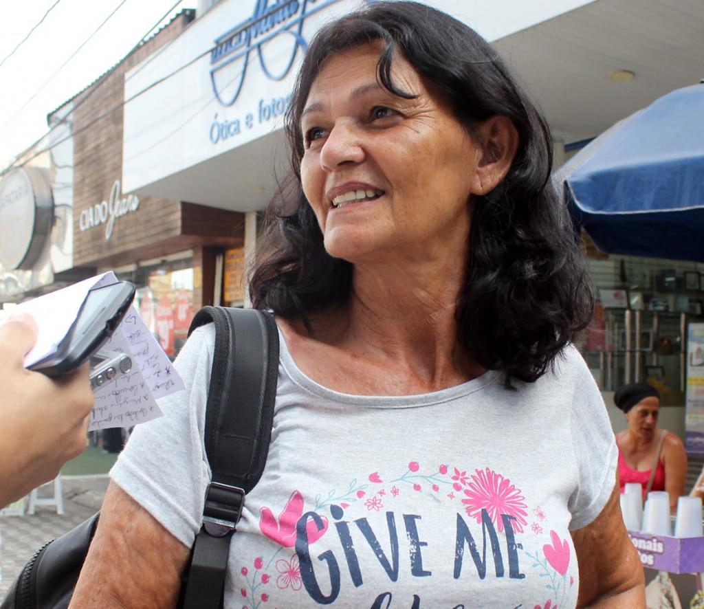 Não irei participar de nenhum amigo-oculto este ano. Mas comprei presente para todos os meus vizinhos, os quais já distribui. Voltei para comprar para filho e irmão, com um preço médio de R$120. Como é só uma vez no ano temos que dar uma coisa boa. Eu amo dar presente. Contudo, achei que encareceu muito o preço dos produtos”. Elaine Xavier, aposentada, 65 anos.