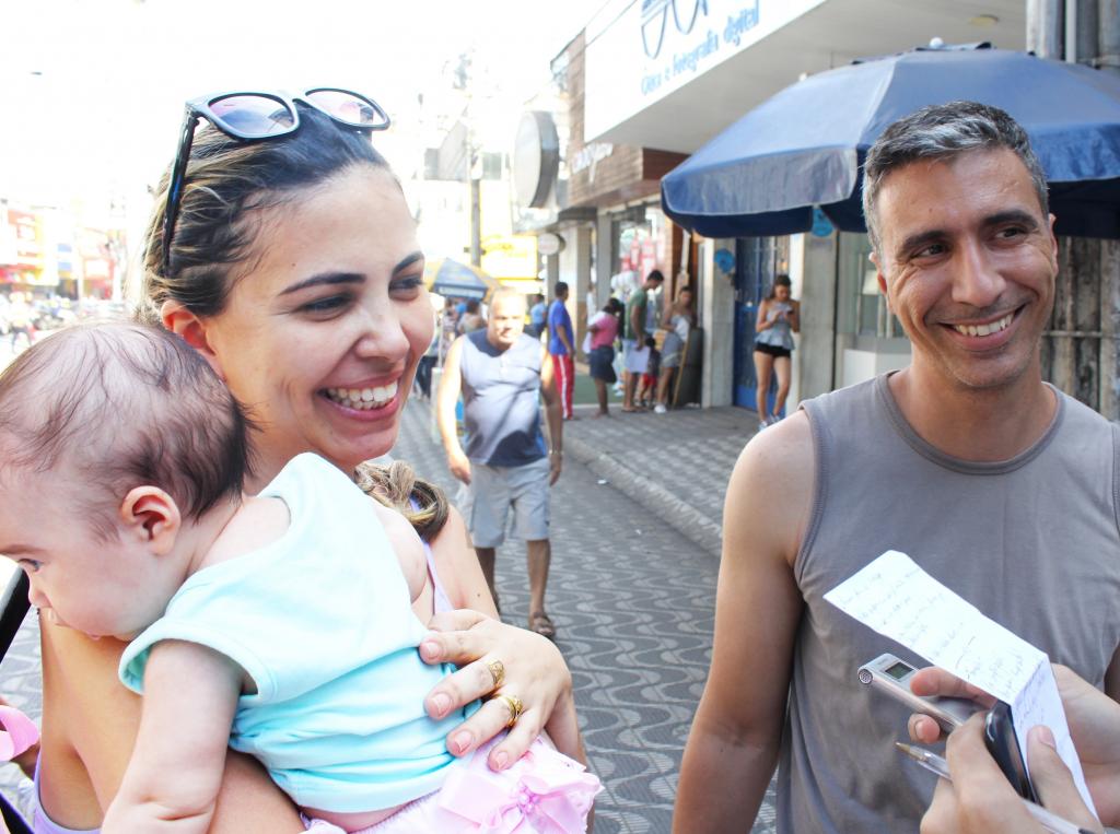 Estamos comprando presentes para os nossos filhos. Iremos participar de amigo-oculto também, na faixa dos R$50. A média do valor dos demais presentes é de R$150. Achamos que este ano as ofertas estão melhores, cremos que é devido a crise econômica. As lojas que estão com promoções estão com muito movimento”. Amara e Jhonatam Bandeira, auxiliares administrativos, 34 e 35 anos.