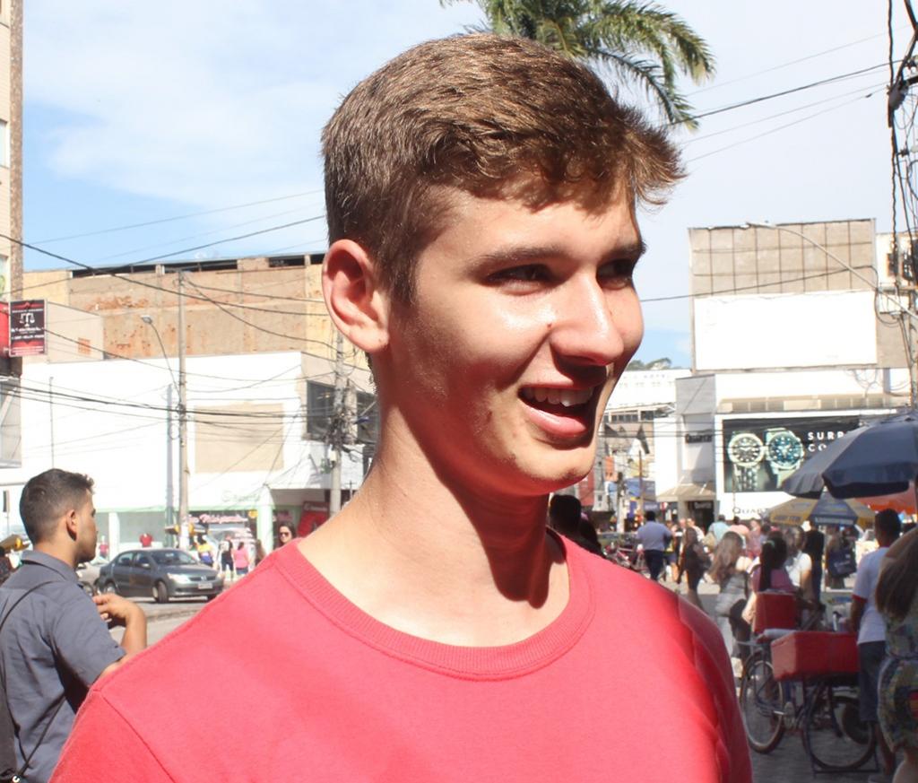 Estou comprando presentes para minha mãe e minha namorada. Também irei participar de amigo-oculto, que o preço médio foi R$20, os outros dois a média foi de R$40. Em relação às opções de produtos eu não achei muita coisa, mas o preço está mais em conta em comparação com o ano de 2017”, Ian Richer, estudante, 18 anos.