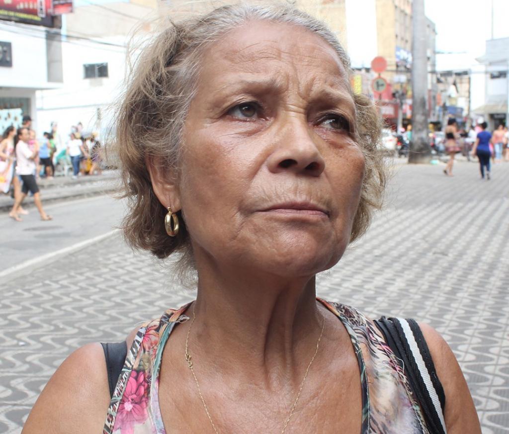 Não vou comprar nenhum presente. Natal não é só comer, beber e fazer festa em um dia só, enquanto temos vários irmãos que não tem nem um café para tomar. O pessoal investe muito no Natal e esquece que o menino Jesus tem que nascer todos os dias em nossa vida. Natal virou comércio”. Cleny Cunha Barroso, aposentada, 66 anos.