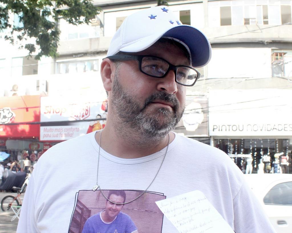 Eu já realizei minhas compras de Natal. Comprei mais para a família mesmo. Irei participar de três brincadeiras de troca de presentes. Eu gastei em média por presente R$50. Em relação ao ano de 2017, acho que os preços neste Natal melhoraram muito mesmo. Muitas lojas estão com promoção”. Marlon Venâncio, metalúrgico, 38 anos.