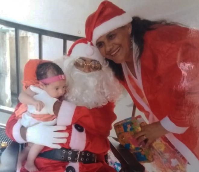 O mecânico Getúlio assumiu a missão de fazer a alegria da criançada em bairro de Coronel Fabriciano 