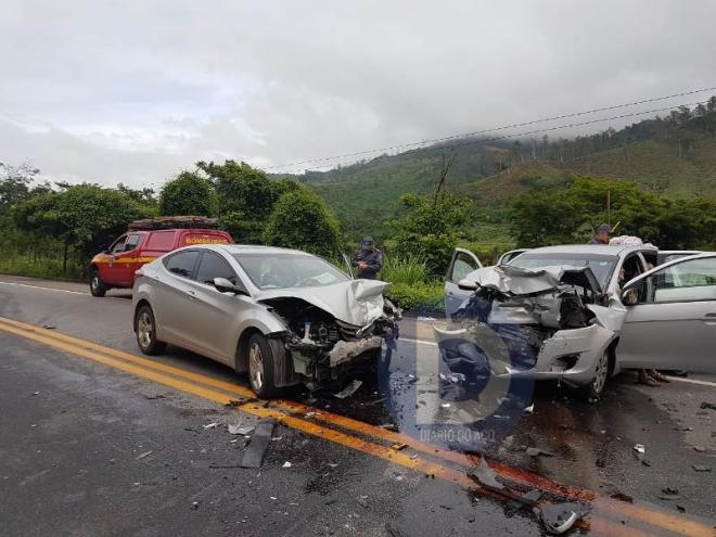 Os carros colidiram frontalmente no trecho da BR-381, próximo ao Frigorífico Paladar
