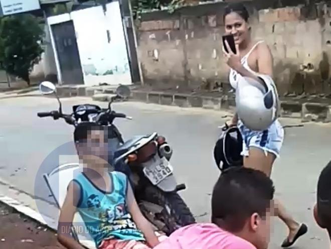 Momento que a vítima se prepara para assumir a direção da moto