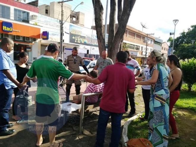 Policiais e populares oram pela vida do homem, que desistiu de cometer suicídio