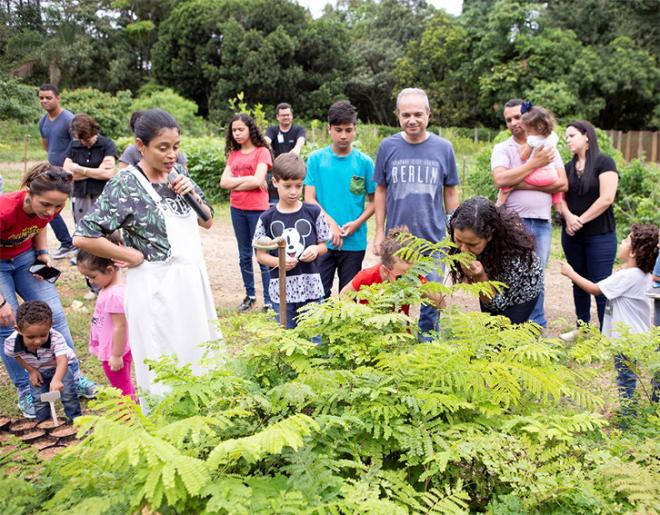 Flora Manga conduz as famílias em Uma Aventura no Viveiro