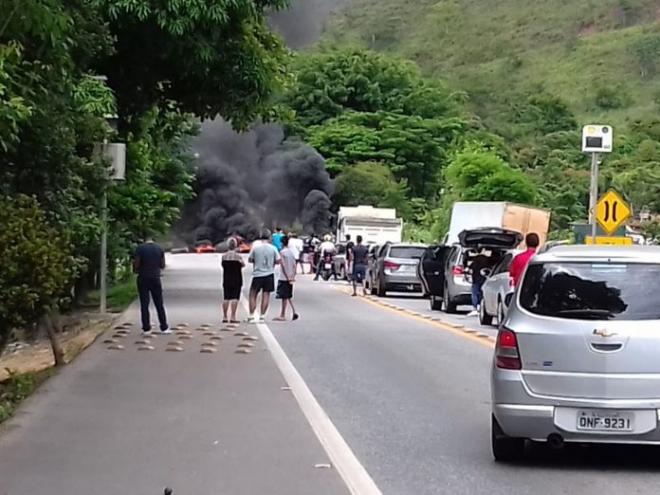 Protesto fechou a rodovia por mais de duas horas nessa quinta-feira 