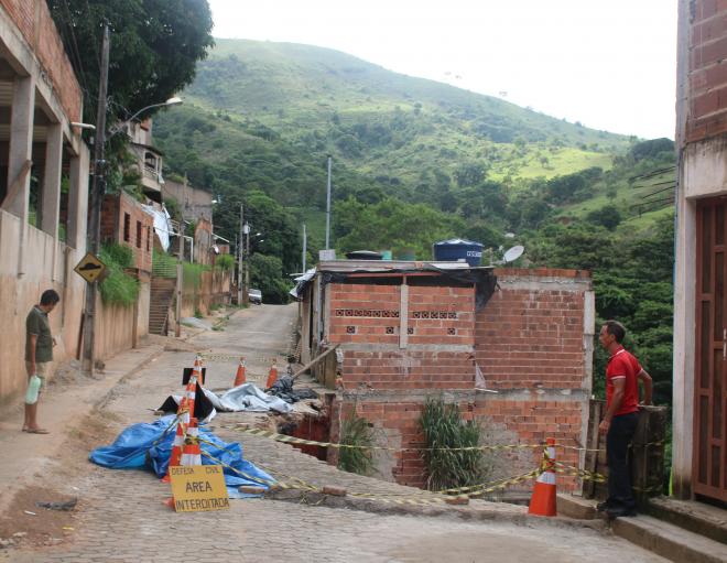 Trânsito de veículos foi interditado no local devido ao desabamento de um muro de arrimo, que comprometeu a via