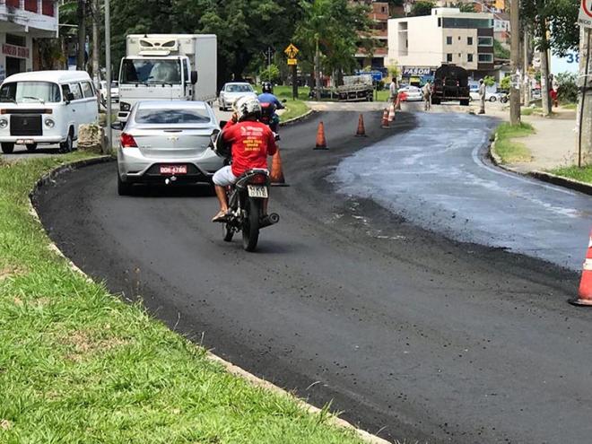 Concluída a ação na avenida Guido Marlière, homens e máquinas serão deslocados para a rua Pedras Preciosas, onde será atendido inicialmente um trecho mais precário
