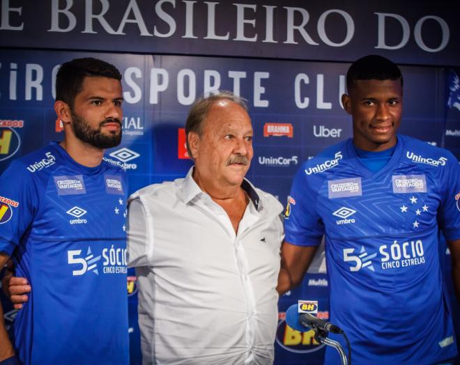 O presidente Wagner Pires fez a apresentação oficial de Jadson e Orejuela