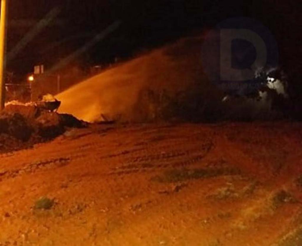 Adutora rompida, na madrugada de hoje, na avenida Alexandre Torquetti, bairro Alegre, em Timóteo 