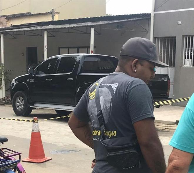Homem que estava nessa Hilux foi assassinado a tiros; polícia descarta, inicialmente, participação dos jovens que fugiram de abordagem policial