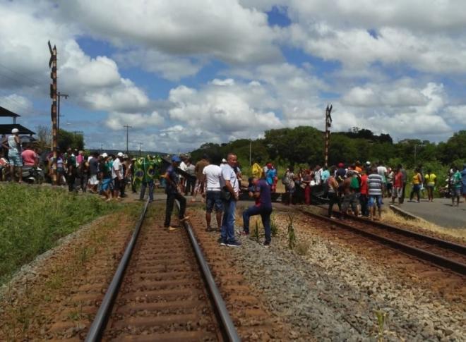 Manifestantes afirmam que muitas pessoas ainda não receberam a indenização pelos prejuízos causados pela lama de rejeitos de minério que atingiu o Rio Doce