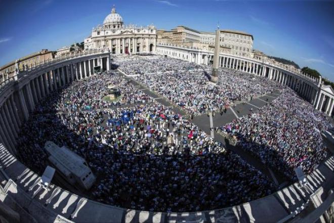 Vista geral da Praça São Pedro durante a missa de canonização da Madre Teresa de Calcutá