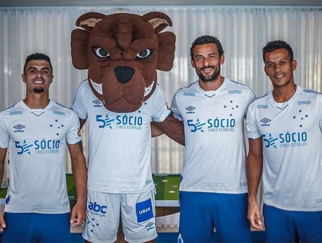 Fred apresentou camisa 2 em ação ao lado de Egídio, Henrique e do Raposão, mascote do Cruzeiro