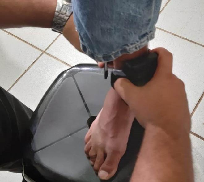  Nesta sexta-feira (18/1), as primeiras tornozeleiras a serem utilizadas na região do Triângulo Mineiro foram instaladas em dois internos que cumpriam pena na Penitenciária Professor João Pimenta da Veiga