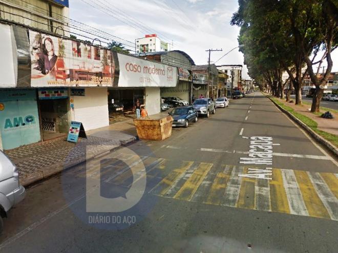 Os tiros foram efetuados neste trecho, acertando um carro e os vidros de uma instituição