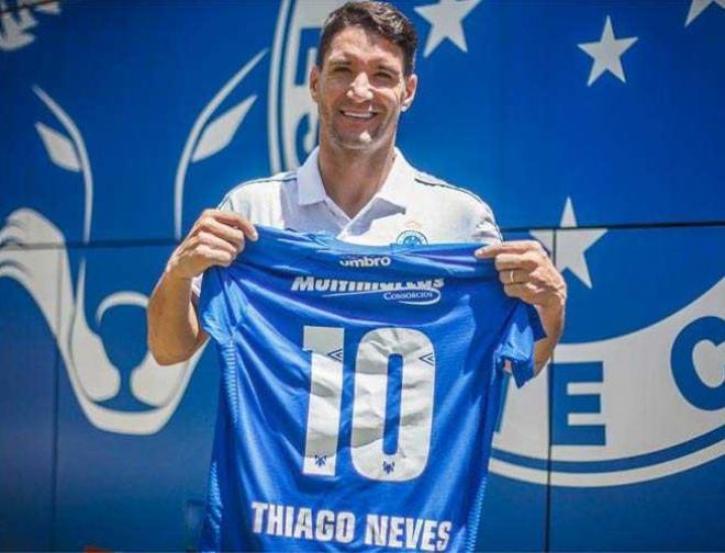 Com a saída do uruguaio, Thiago Neves agora joga com a 10 pelo Cruzeiro 