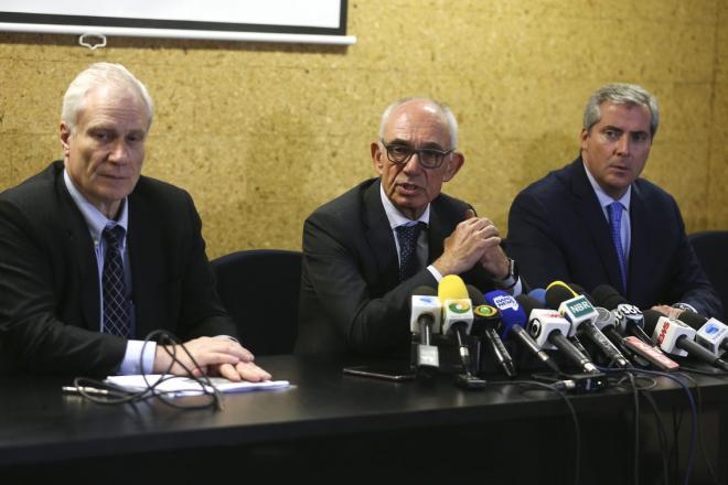 O presidente da Vale, Fabio Schvartsman (no Centro), anuncia que Vale fechará todas as barragens semelhantes à de Brumadinho - Valter Campanato/Agência Brasil