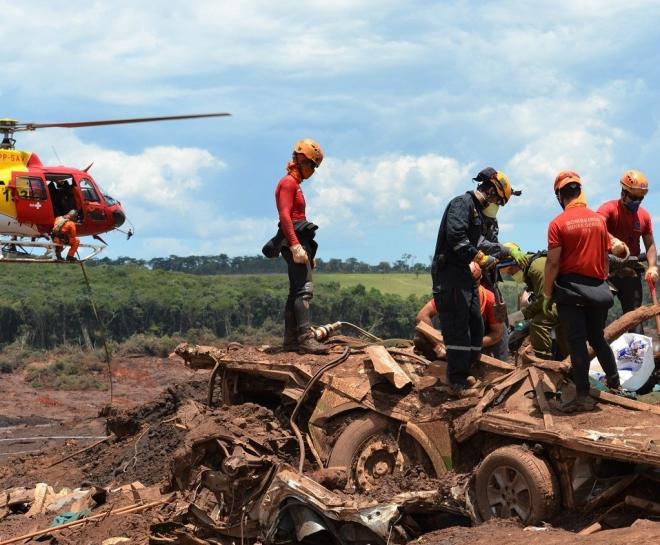 Militares de unidades dos Bombeiros da região foram escalados para revezamento de equipes na área da catástrofe da mineração