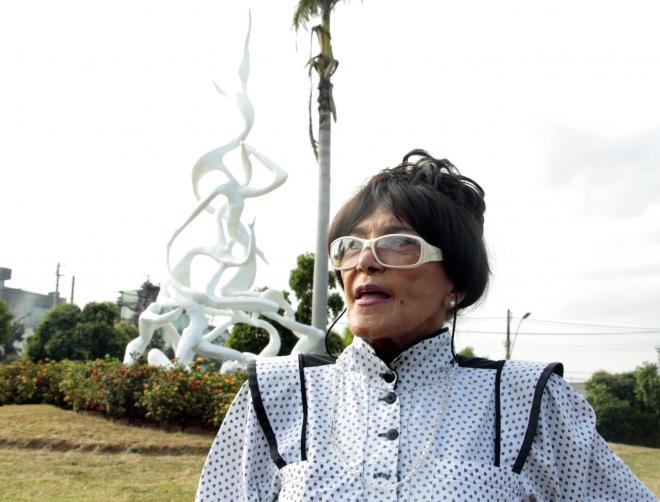 Artista plástica Vilma Nöel criadora da escultura 
