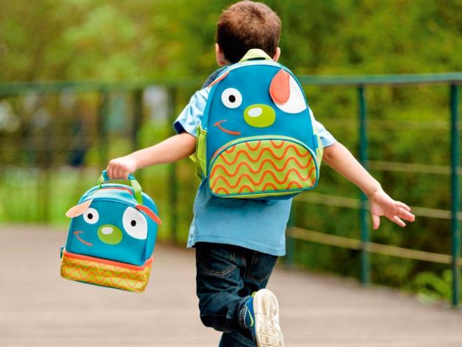 O ato de carregar mochilas pesadas prejudica a coluna e a região dos ombros. Isso pode levar a quadros de dores importantes