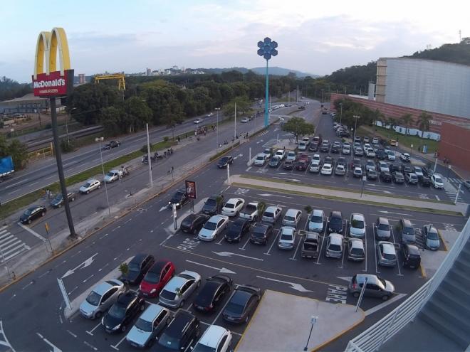 Lei dispensa pagamento do estacionamento para clientes que comprovarem despesa correspondente a pelo menos 10 vezes o valor da referida taxa 