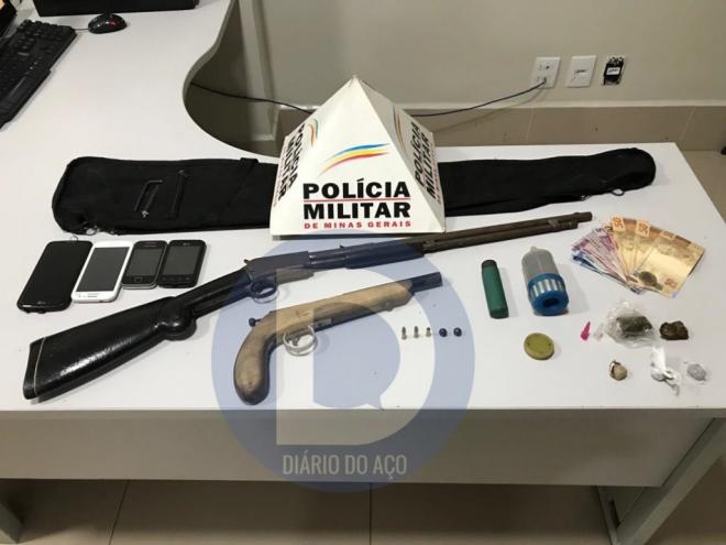 As duas armas, uma caseira, foram apreendidas com porções de maconha
