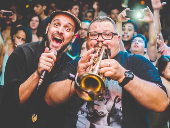 Vocalista Ramon Matheus e Bubu Trompete, integrante da banda Los Hermanos  