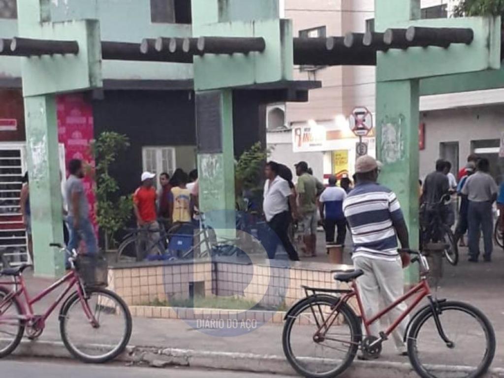 Populares cercam o estabelecimento comercial onde caiu a vítima