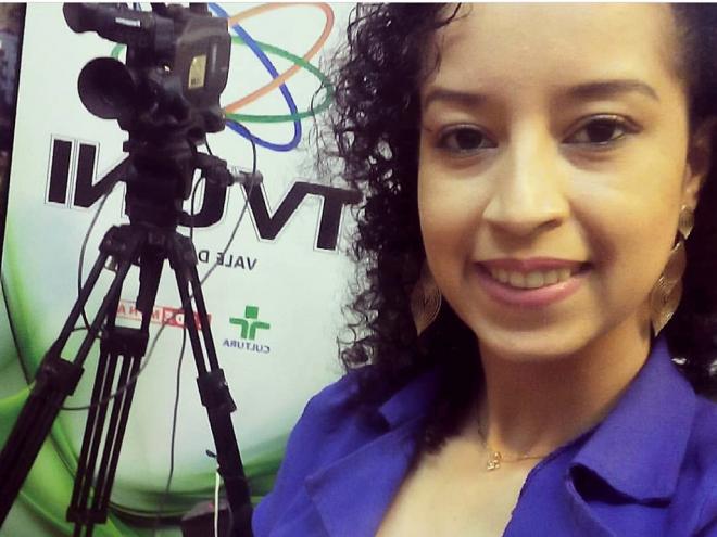 Mayra Almeida atua na reportagem da rádio Educadora e afirma que chegar à fonte certa é o diferencial de um repórter  