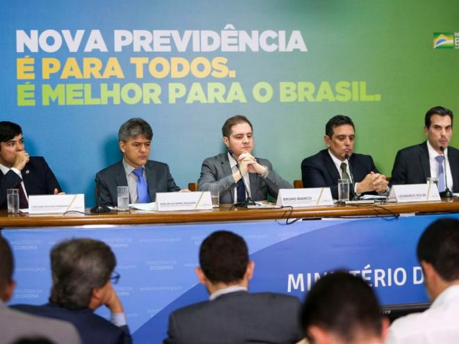 A regra de transição para a aposentadoria proposta pelo governo prevê três opções de escolha para os trabalhadores