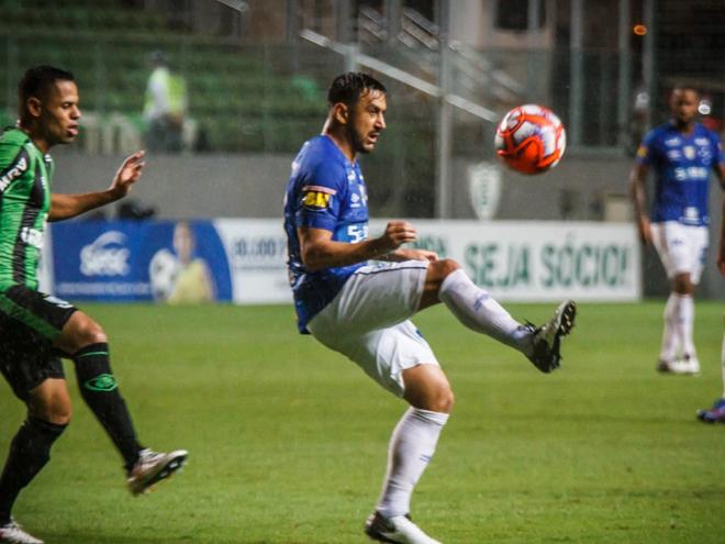 Equipe que entra em campo neste domingo será a mesma da estreia na Libertadores