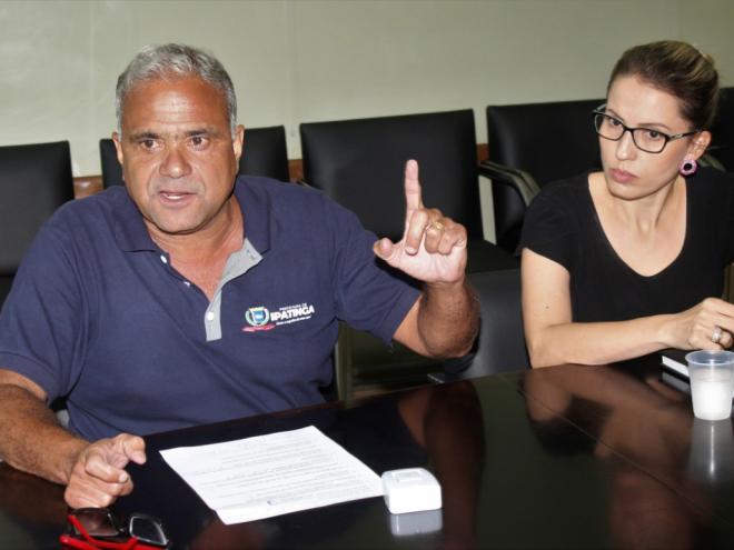 Nardyello, ao lado da secretária de Administração, Bruna Rocha, explica as condições orçamentárias de Ipatinga