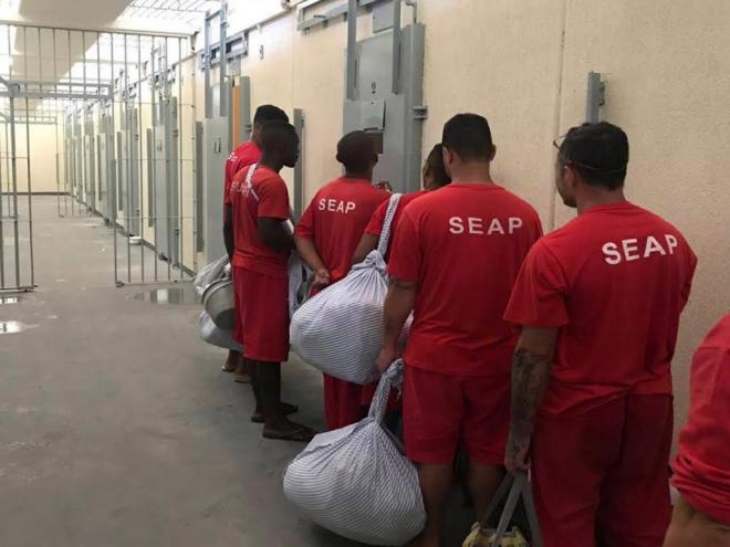  A abertura e o fechamento das celas são feitos por cima, sem contato direto entre o custodiado e o agente prisional
