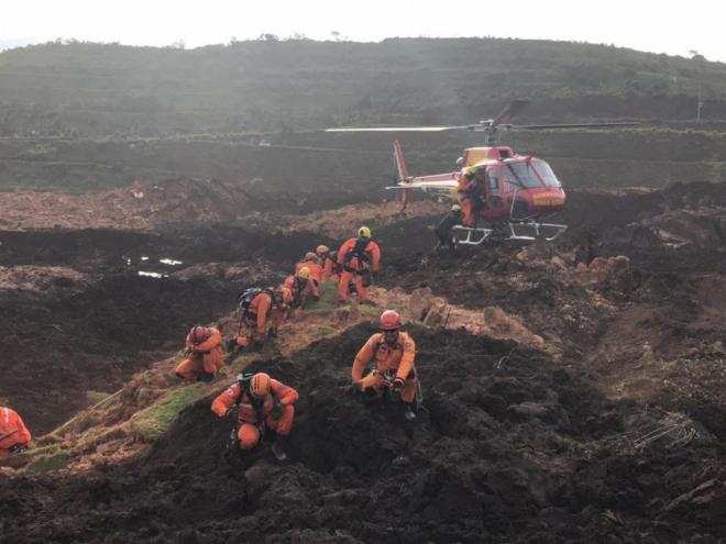 Desde a tarde de 25 de janeiro equipes de Bombeiros Militares atuam todos os dias na área da catástrofe da mineração