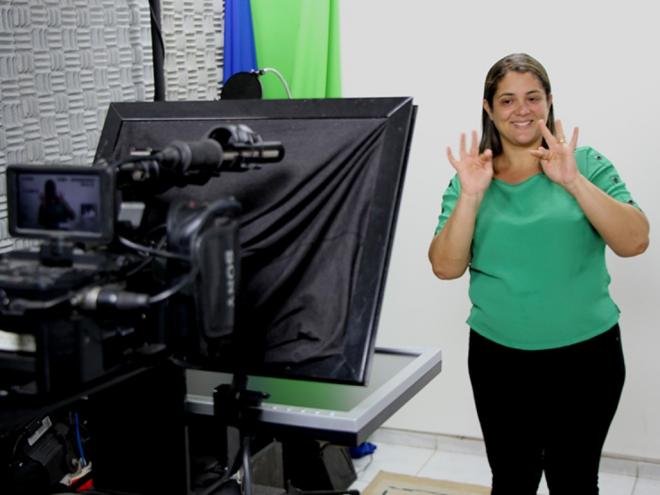 Cópias cedidas pelo CineDoc ganharam legendas em libras com Kariny Dias Abreu