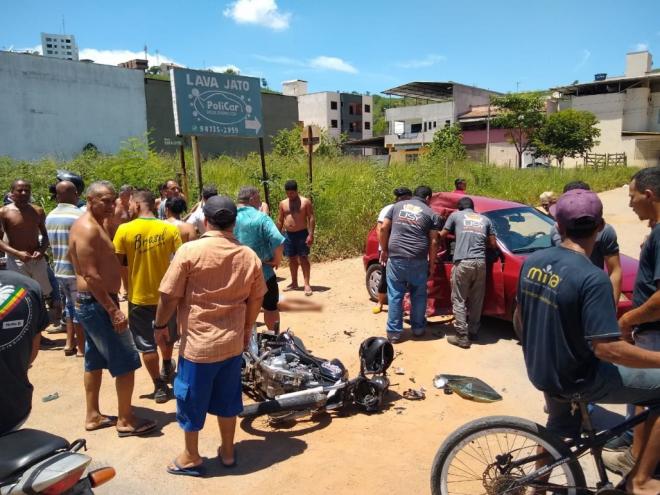 O motociclista não conseguiu parar a tempo e atingiu violentamente a lateral do Celta